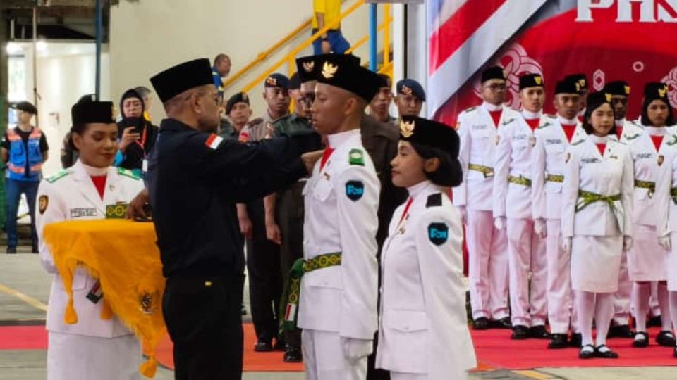 paskibra-ptfi-dikukuhkan-siap-kibarkan-merah-putih-di-kuala-kencana