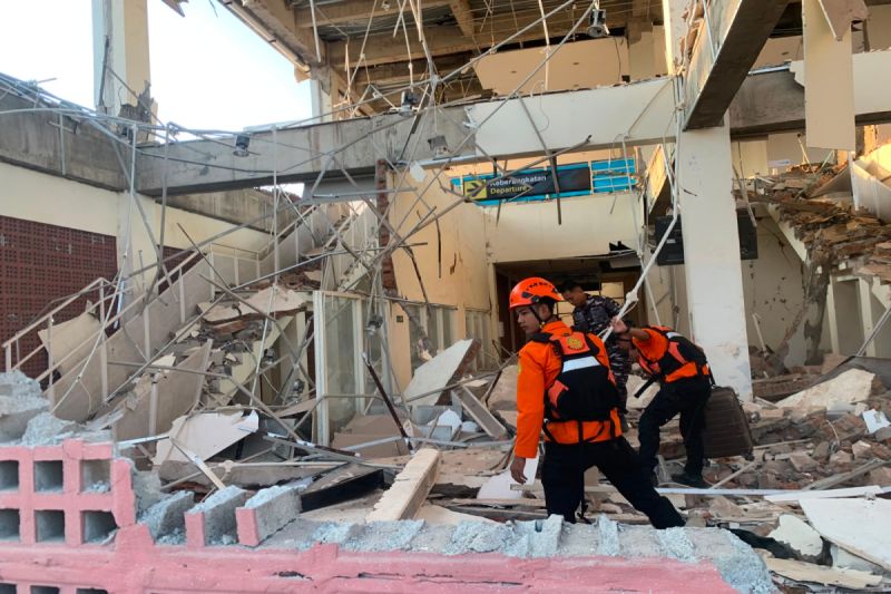 Proses evakuasi oleh tim SAR pascagempa di Flores, Sabtu (15/8/2026). ANTARA/ho-Kantor Sar Maumere