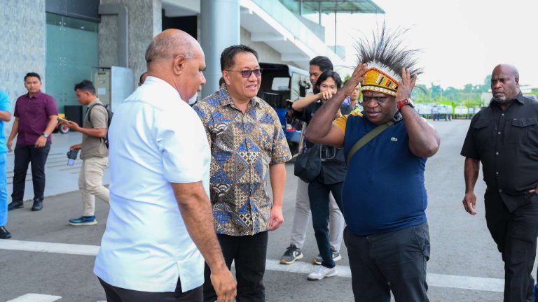 Wakil Gubernur Papua Tengah Deinas Geley  didampingi Sekda Silwanus Sumule, Menteri Hak Asasi Manusia (HAM) Republik Indonesia, Natalius Pigai. Foto : Humas Pemprov Papua Tengah
