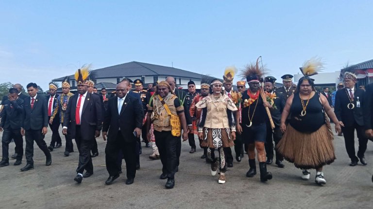 Gubernur Papua Tengah Meki Nawipa didampingi istri, Wakil Gubernur Deinas Geley didampingi istri, Forkopimda Papua Tengah, serta TNI-polri di kawasan bandara lama Nabire, Senin, (17/8/2026). Foto : Elia Douw/ Papua60detik