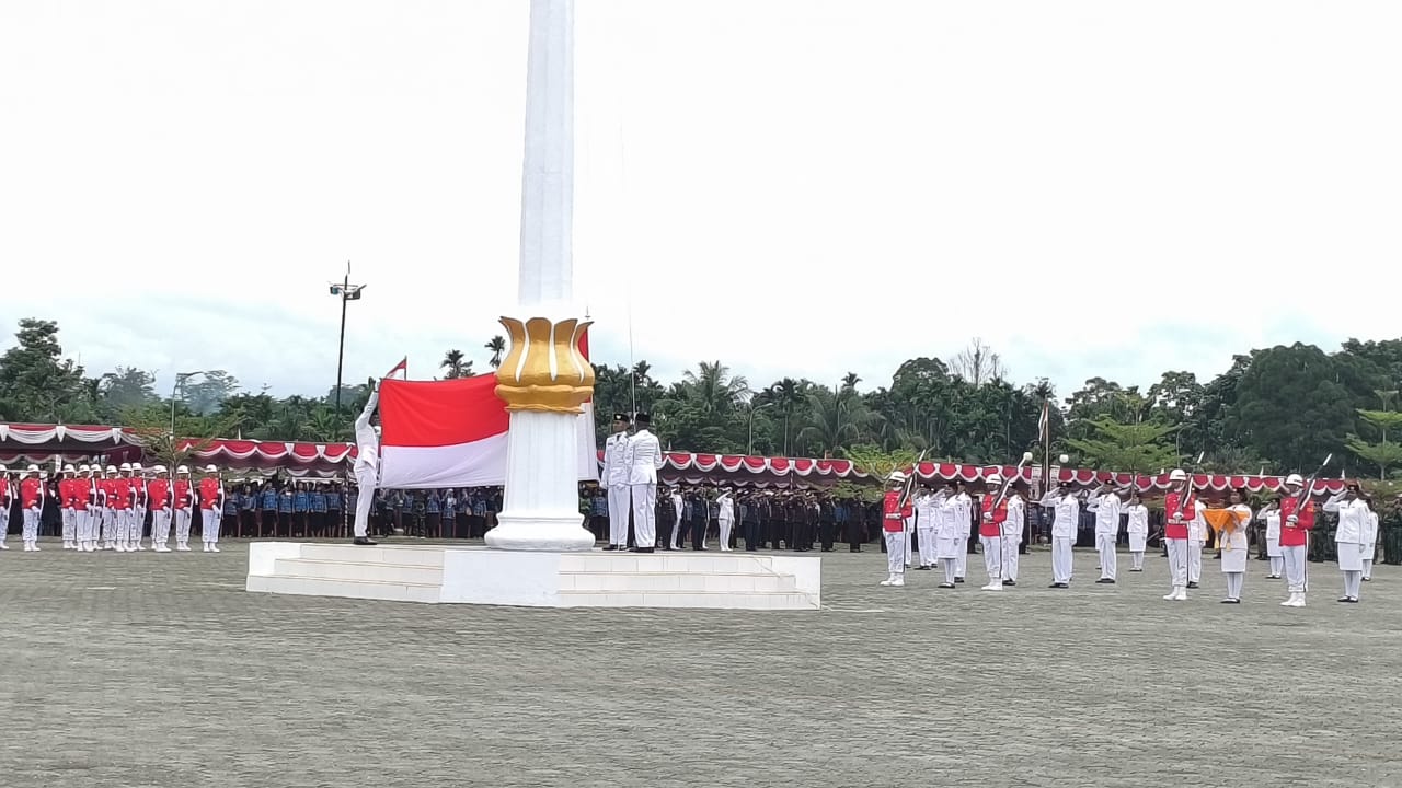 Paskibra mengibarkan bendera Merah Putih pada upacara peringatan HUT ke-81 RI di lapangan Puspem SP3 Timika, Senin (17/8/2026). Foto: Eka/ Papua60detik