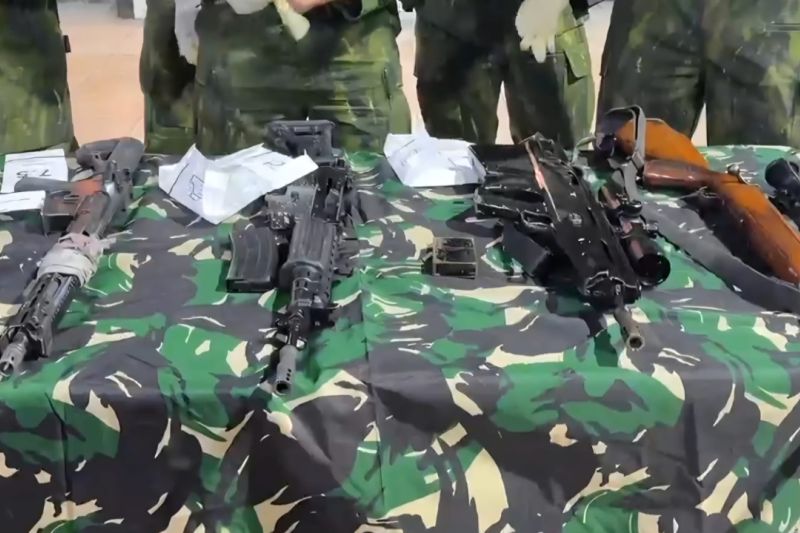 Sejumlah senjata api yang berhasil disita Satgas TNI Habema dari TPNPB-OPM di Distrik Eral Makawia,Kabupaten Puncak,Papua Tengah, Minggu (16/8/2026). ANTARA/HO-Kogabwilhan III