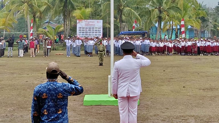 Upacara pengibaran Bendera Merah Putih dalam rangka memperingati Hari Ulang Tahun (HUT) ke-81 RI di Distrik Mimika Barat, Kabupaten Mimika, Papua Tengah berlangsung lancar dan khidmat, Senin (17/8/2026). Foto: Istimewa