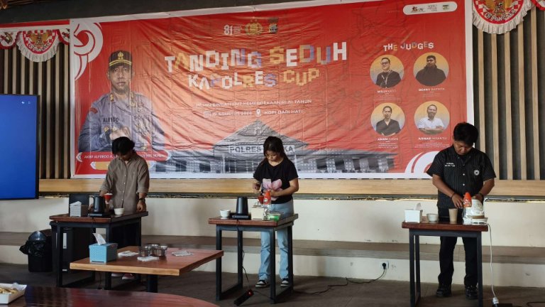 Tanding Seduh Kapolres Cup Semarakkan HUT Ke-81 RI, di Timika Adu Skill Barista Kopi Papua