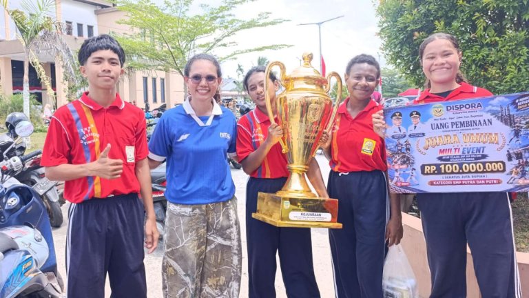 SMP YPPK St Bernardus Timika Juara Umum Multievent Dispora, Dapat Uang Pembinaan Rp100 Juta