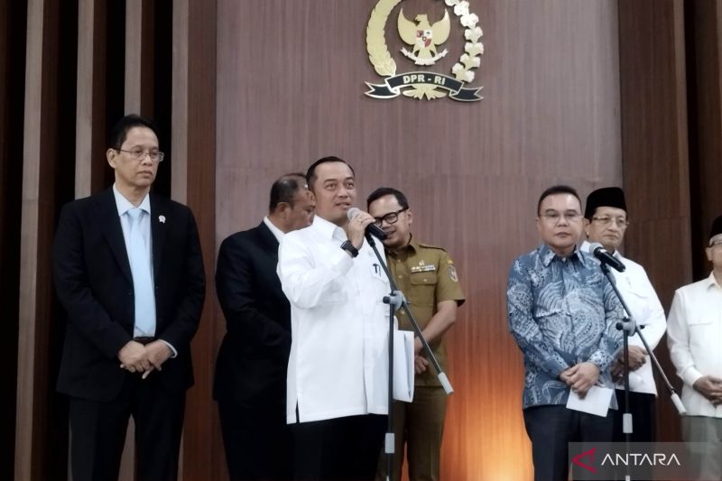 Menteri Sekretaris Negara Prasetyo Hadi saat konferensi pers di kompleks parlemen, Jakarta, Selasa (18/8/2026). (ANTARA/Bagus Ahmad Rizaldi)