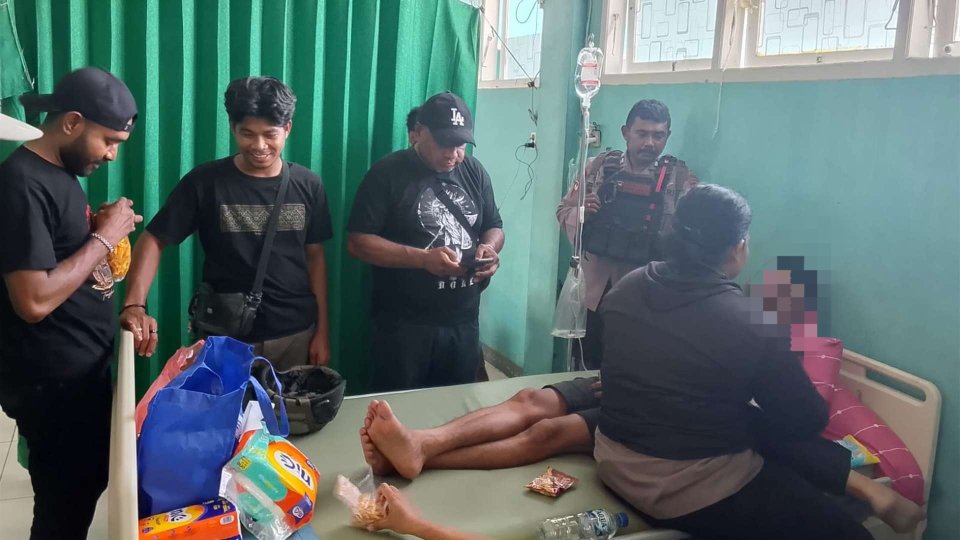 Anggota Tim Unit Reaksi Cepat (URC) Polda Papua Tengah, Brigpol Riccy Kani  saat dievakuasi ke RSUD Siriwini, Nabire. Foto : Humas Polda Papua Tengah