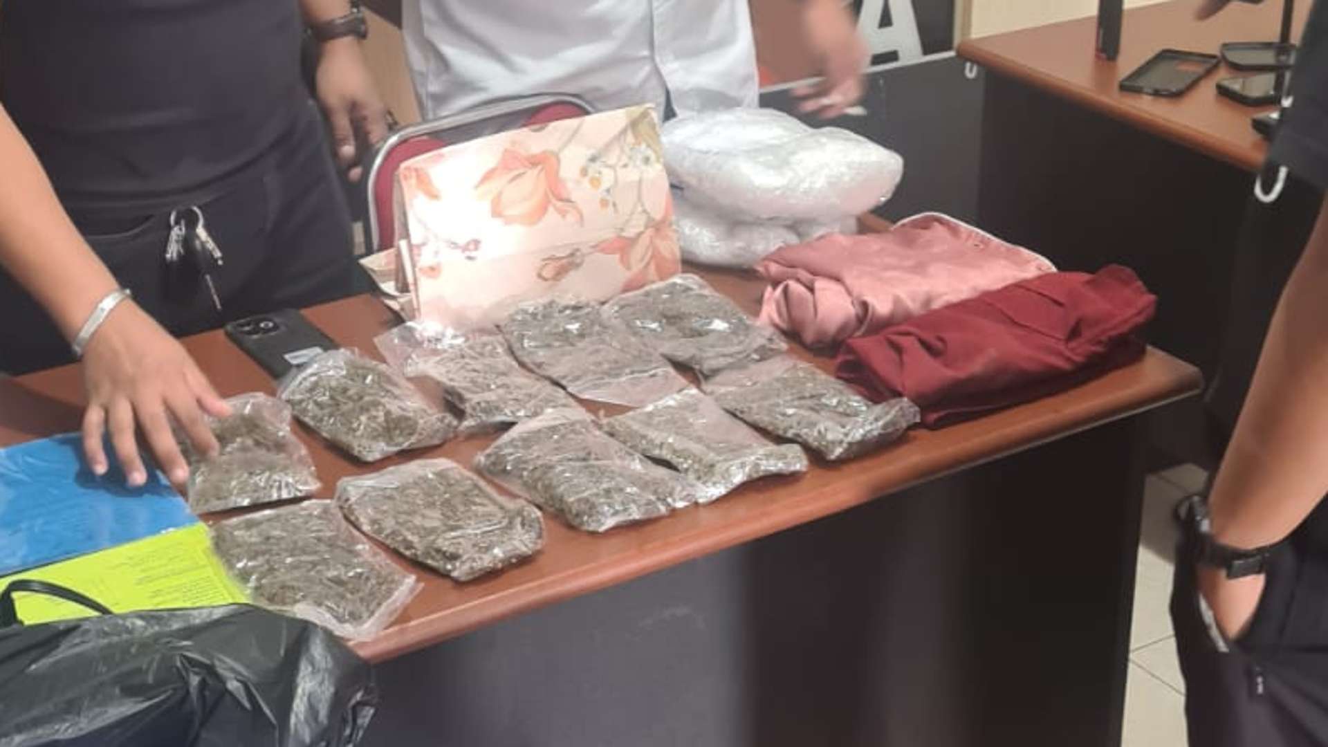 Barang bukti ganja yang disita Satuan Reserse Narkoba Polres Mimika dari seorang ibu rumah tangga (IRT) berinisial  EM alias L di kawasan Jalan Irigasi Ujung, Timika, Kamis (20/8/2026) sore. Foto: Humas Polres Mimika