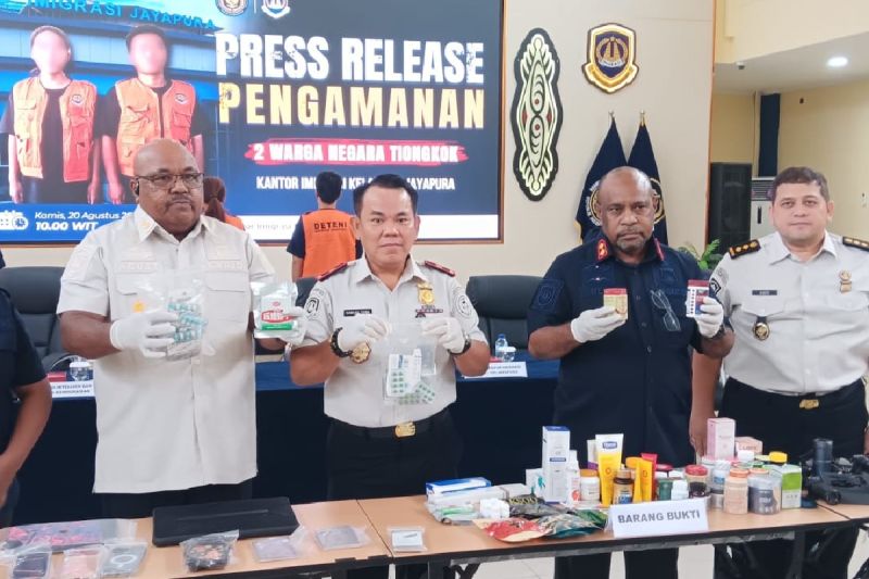 Kantor Imigrasi Kelas I TPI Jayapura konferensi pers terkait dugaan penyalahgunaan izin tinggal WN China di Kota Jayapura, Papua, Kamis (20/8/2026). ANTARA/HO-Kantor Imigrasi Kelas I TPI Jayapura