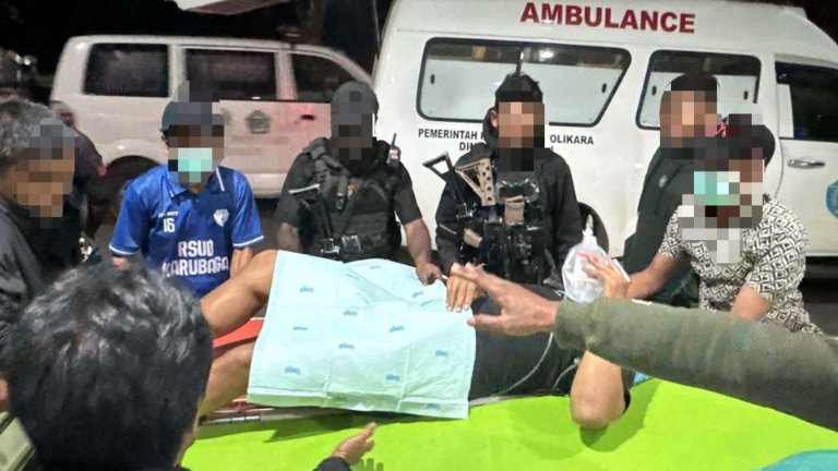 Proses evakuasi personel Polsek Ilu, Polres Puncak Jaya, Bripda Jhon Galu Situmorang yang ditembak di Tolikara pada Kamis 20 Agustus 2026. Foto: Satgas Humas Damai Cartenz