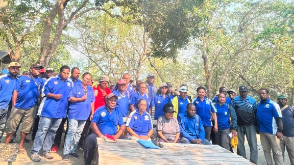 Pertemuan penyatuan KAPP Provinsi Papua Tengah antara kubu Fience L. Mofu dan kubu Yosephina Pigai di Pantai Budi, Nabire, Jumat (21/8/2026). Foto : Elia Douw/Papua60detik