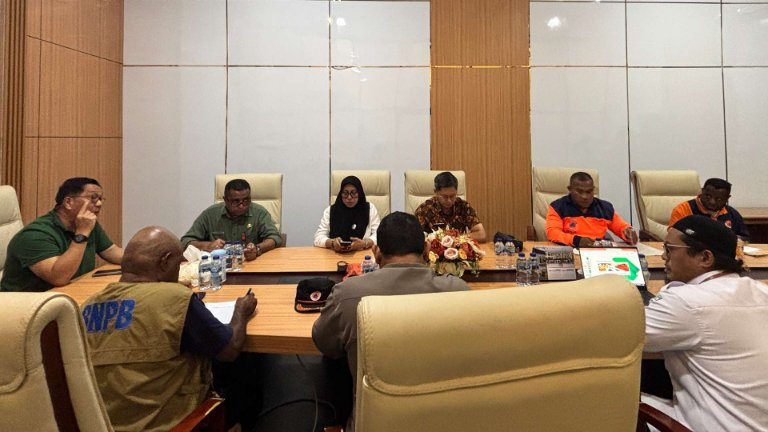 Pemprov Papua Tengah gelar  Rapat koordinasi melibatkan berbagai pihak lintas sektor dari jajaran Pemprov Papua Tengah Dinas Kehutanan, BPBD, Dinas Kesehatan, Kepolisian, BMKG, BNPB, hingga RRI. Foto : Humas Pemprov Papua Tengah