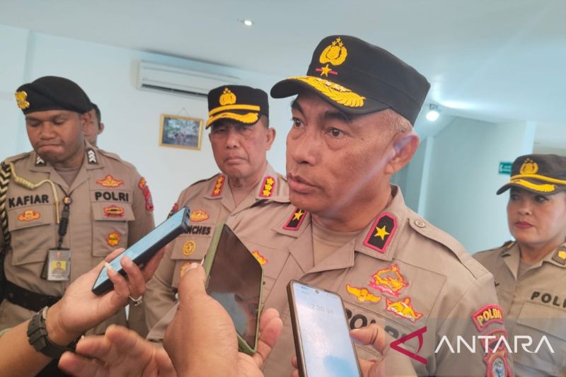 Kapolda Papua Barat Daya Brigjen Pol Audie Sonny Latuheru diwawancara usai serah terima jabatan lima kapolres dan PJU di Aimas, Kabupaten Sorong, Sabtu (22/8/2026) (ANTARA/Yuvensius Lasa Banafanu)