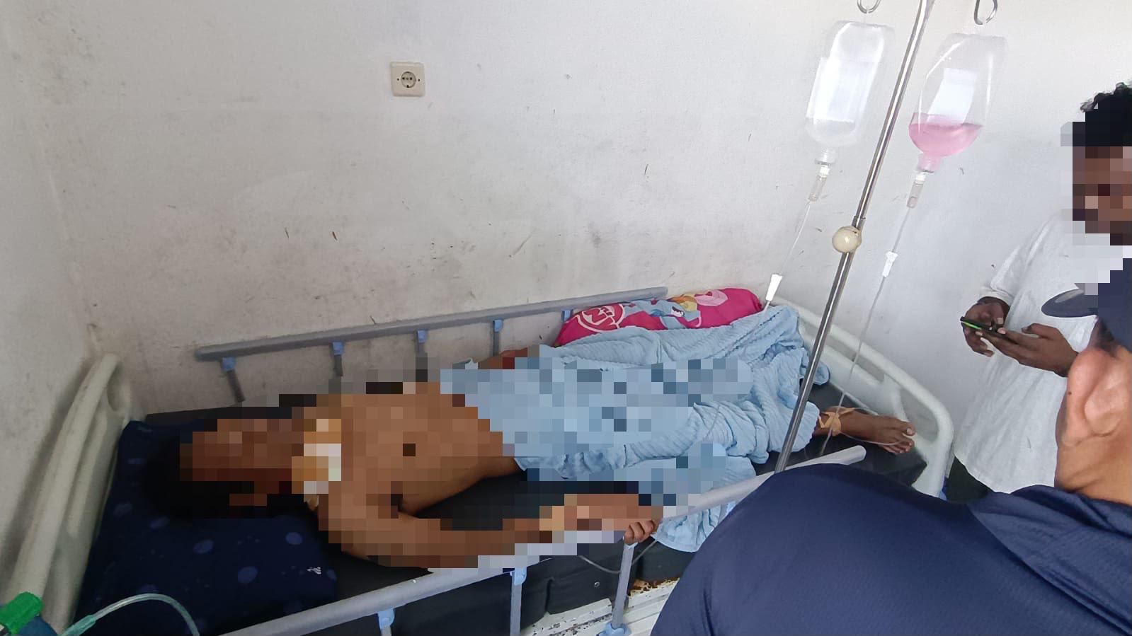 Korban penganiayaan berat di Yahukimo bernama Adit mendapat perawatan di RSUD Dekai. Foto: Satgas Humas Damai Cartenz-2026