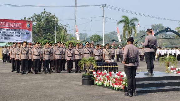 Sertijab 26 pejabat Polres Mimika di Polres Mile 32 Mimika, Senin (24/8/2026). Foto: Eka/Papua60detik