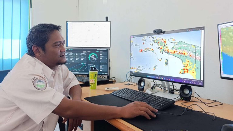 Prakirawan BMKG Mozes Kilangin Timika, Dwi Christanto. Foto: Martha/ Papua60detik