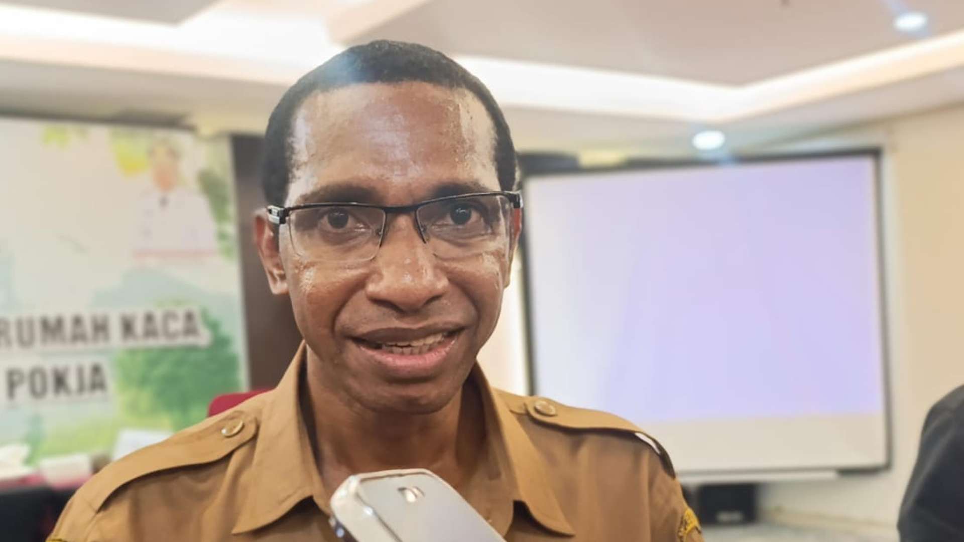 Kepala Bidang Pencemaran dan Kerusakan Lingkungan pada Dinas Lingkungan Hidup (DLH) Mimika, Algertho Asmuruf, foto: Martha/Papua60detik