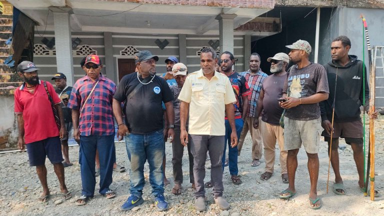 Pemilik hal ulayat wilayah tambang PTFI, LMA Tsingwarop dan FPHS Tsingwarop  konferensi pers di Jalan C Heatubun Timika, Selasa (25/8/2026). Foto: Burhan/ Papua60detik