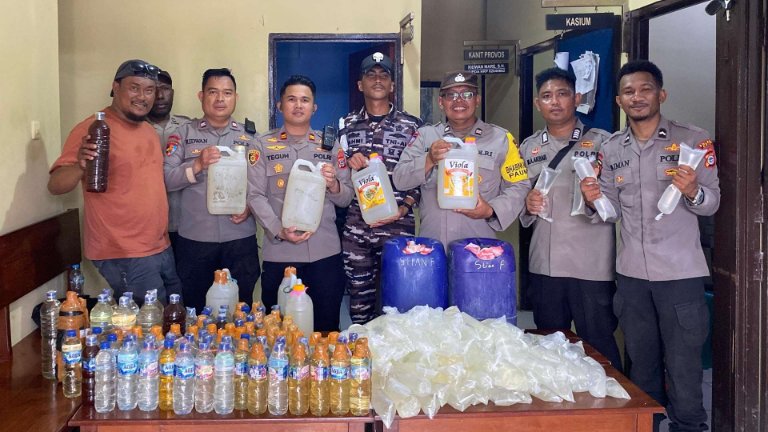 Sebanyak 288 liter minuman keras (miras) lokal jenis sopi/CT berhasil disita pada razia penumpang KM Leuser yang tiba di Dermaga Pomako, Kabupaten Mimika, Papua Tengah, Selasa (25/8/2026).. Foto: Istimewa
