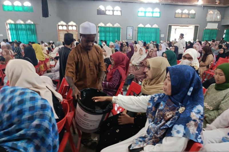 Remaja Masjid Agung Baiturahman melakukan pengumpulan donasi korban gemba bumi di NTT di sela-sela pelaksanaan Maulid Nabi Muhammad SAW 1448 Hijriah, Selasa (25/8) 2026. ANTARA/Yudhi Efendi.