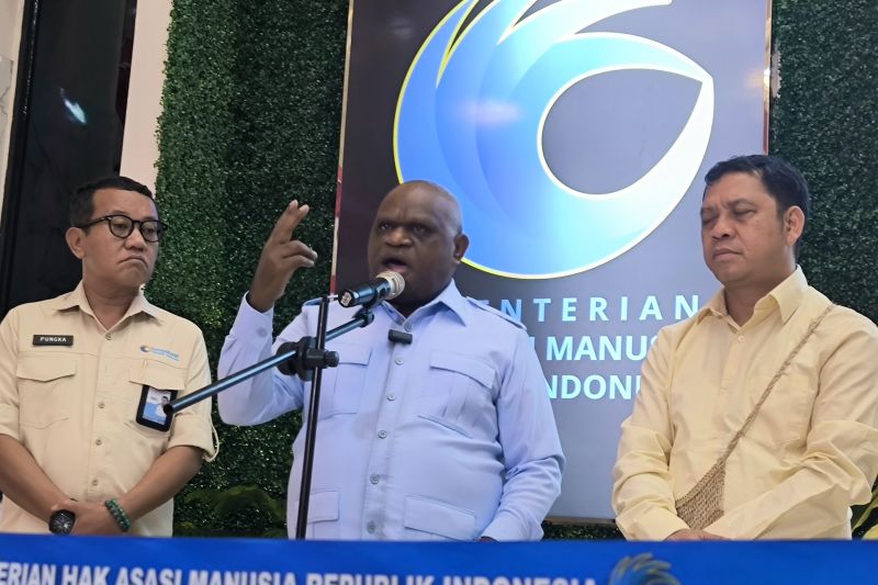 Natalius Pigai Minta TNI-Polri Transparan Soal Pengerahan Pasukan di Papua