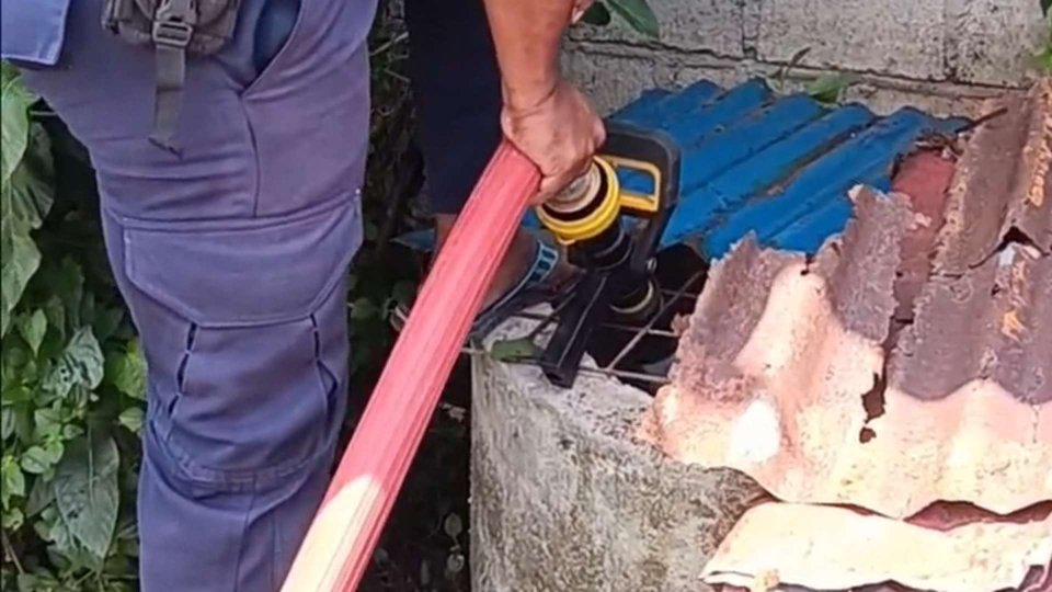 Petugas BPBD saat menyalurkan air bersih  di sumur salah satu warga Timika, foto: istimewa