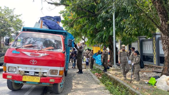 Penertiban lapak pedagang di Jalan Budi Utomo di depan SMP N 2 Mimika, foto: Martha/Papua60detik