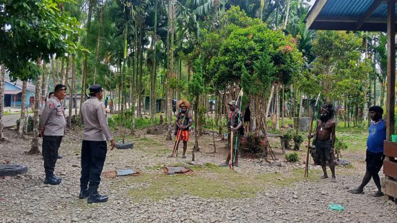 Aparat keamanan bersama Kadistrik Kwamki Narama memberikan imbauan kepada warga di Kwamki Narama. Foto: Istimewa