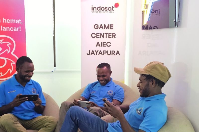 Anak-anak muda Papua saat memanfaatkan fasilitas yang ada di Garuda Spark Innovation Hub bertempat Kantor Indosat Jayapura, Kota Jayapura, Papua, Rabu (26/8). ANTARA/HO- Indosat Jayapura.
