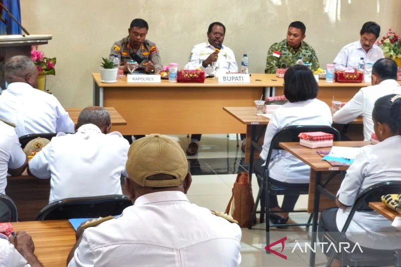 Bupati Nabire Mesak Magai didamping Kapolres dan Dandim Nabire saat memimpin rapat koordinasi penanganan El Nino di Nabire, Rabu (26/8/2026). ANTARA/Ali Nur Ichsan