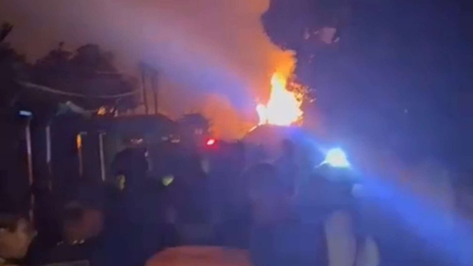 Rumah Terbakar di Jalan Perjuangan Timika, Mobil dan Motor Ikut Dilalap Api