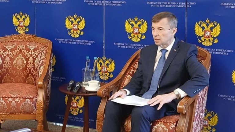 Duta Besar Rusia untuk Indonesia Sergei Tolchenov menyampaikan keterangan dalam media briefing di Jakarta, Rabu (26/8/2026). (ANTARA/Uyu Septiyati Liman.)