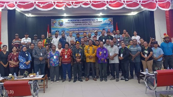 Bupati  Nabire,  Mesak Magai dan jajarannya bersama 51 pengusaha OAP penerima sertifikat badan usaha di aula RRI Jalan Merdeka, Karang Mulia, Nabire, Kamis (27/8/2026). Foto : Elia Douw/Papua60detik