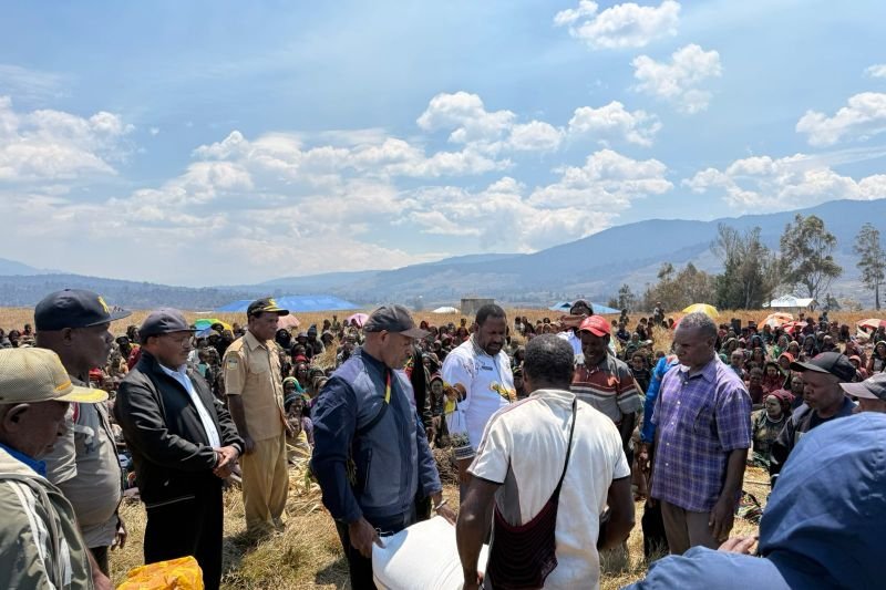 Pemkab Nduga Bagikan 50 Ton Beras ke Warga Terdampak Kekeringan