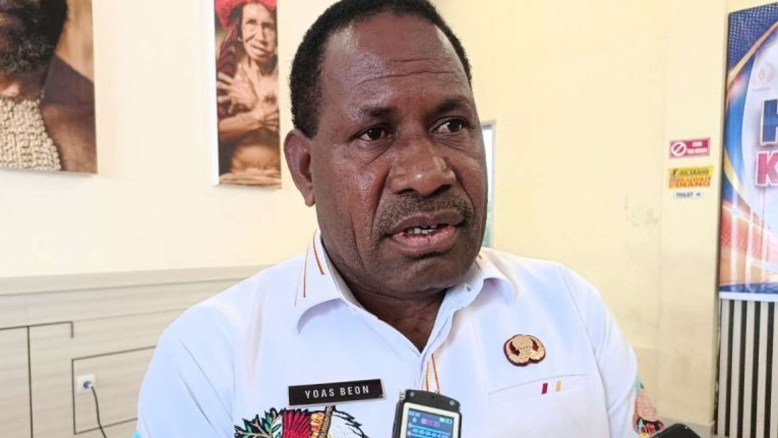 Bupati Nduga Yoas Beon diwawancarai wartawan di Wamena, Kabupaten Jayawijaya, Papua Pegunungan terkait status tanggap darurat menghadapi musim kemarau saat ini, Jumat (28/8) 2026. ANTARA/Yudhi Efendi.