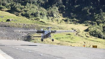 Pesawat jenis pilatus porter di Lapangan Terbang Perintis Aroanop, Distrik Tembagapura, Mimika, Papua yang telah aktif sejak tahun 2017. Foto: Corporate Communication PTFI