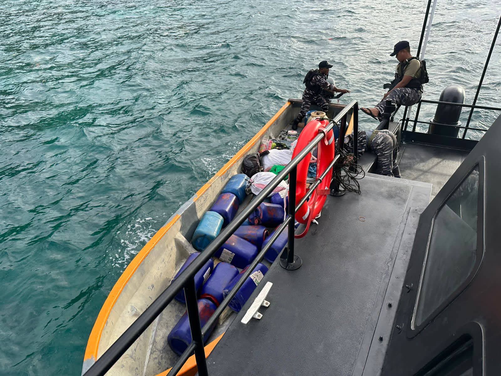 ratusan-liter-bbm-dan-hasil-laut-di-perairan-ri-png-gagal-diselundupkan