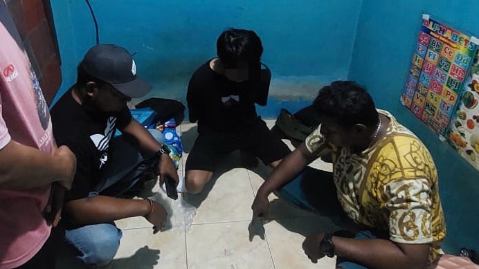 Residivis kasus narkoba (tengah) saat diamankan Tim Opsnal Satresnarkoba Polres Mimika. Foto: Istimewa