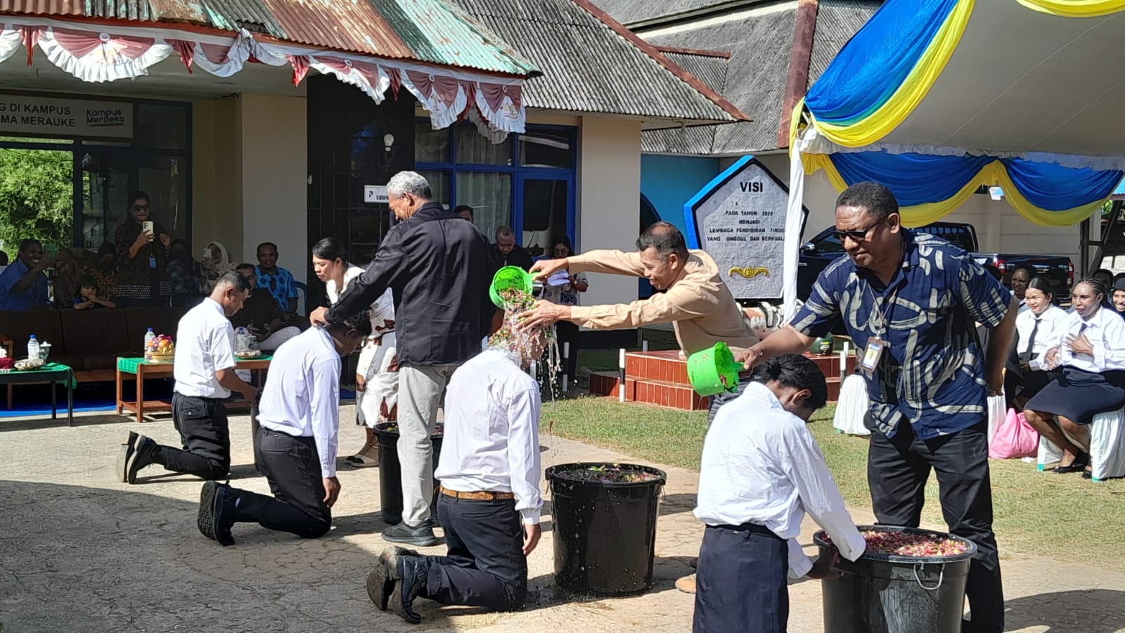 61-alumni-stia-kd-merauke-dilepas-dengan-tradisi-mandi-kembang