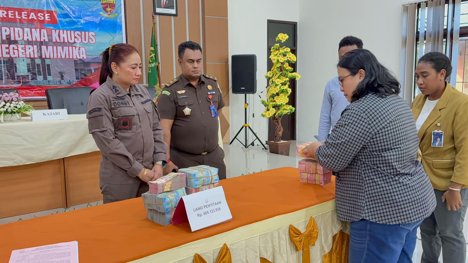 Pengembalian uang dari tersangka korupsi jembatan di Distrik Agimuga. Foto: Istimewa