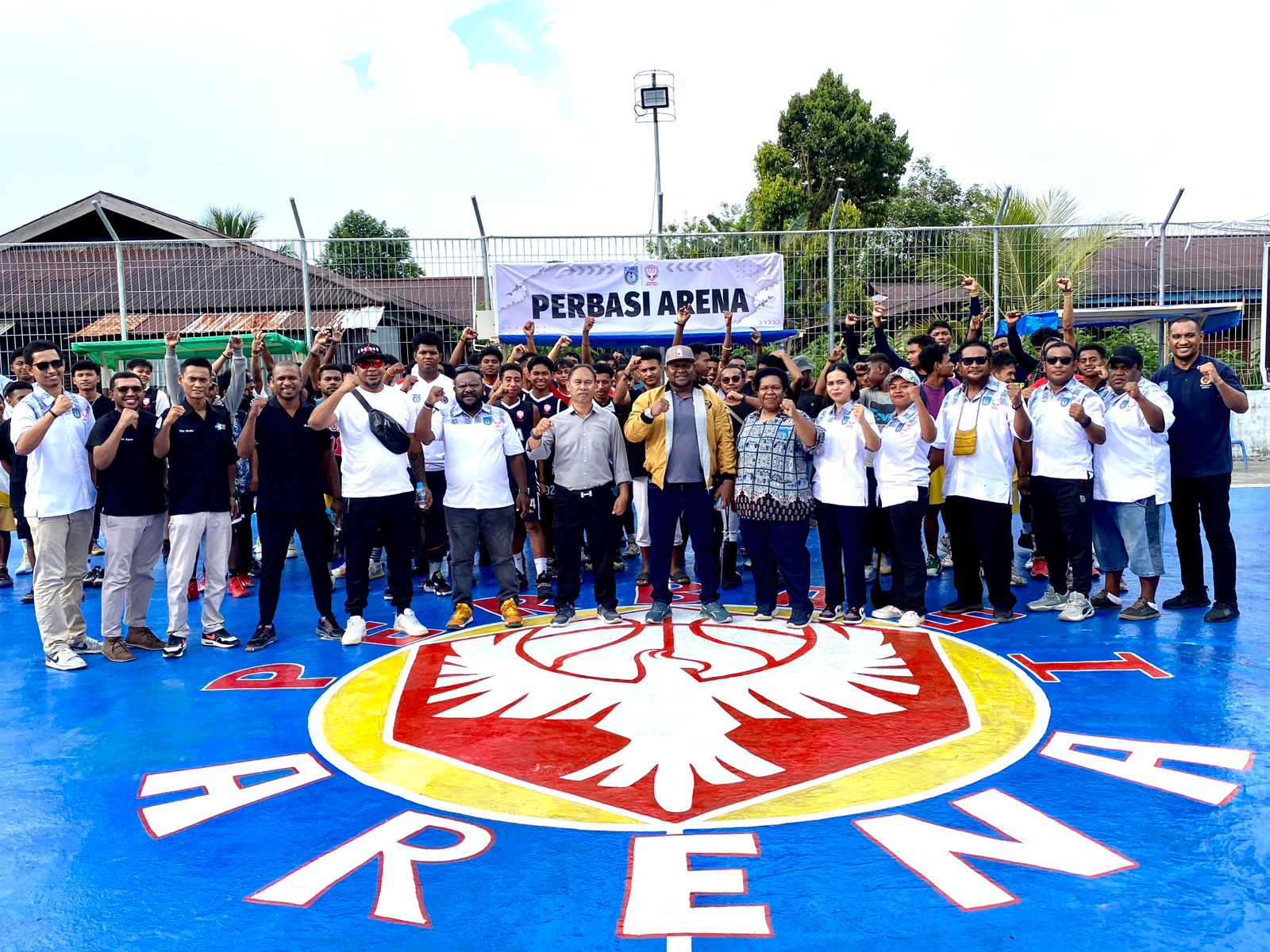 Foto bersama Sekum KONI Mimika, Pengurus Perbasi Mimika dan tim Basket yang akan bertanding. Foto: Joe Situmorang/Papua60Detik