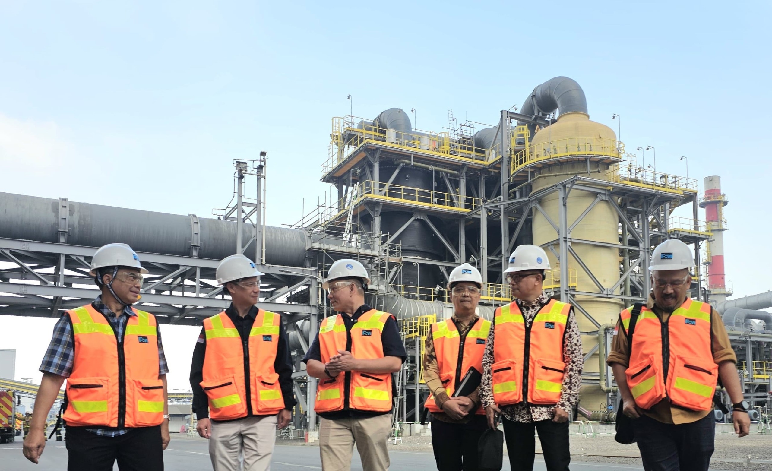 Deputi Bidang Koordinasi ESDM Kemenko Perekonomian, Elen Setiadi (ketiga kiri) saat mengunjungi Smelter PTFI di  Gresik, Sabtu (21/6/2025). Foto: Corpcom PTFI