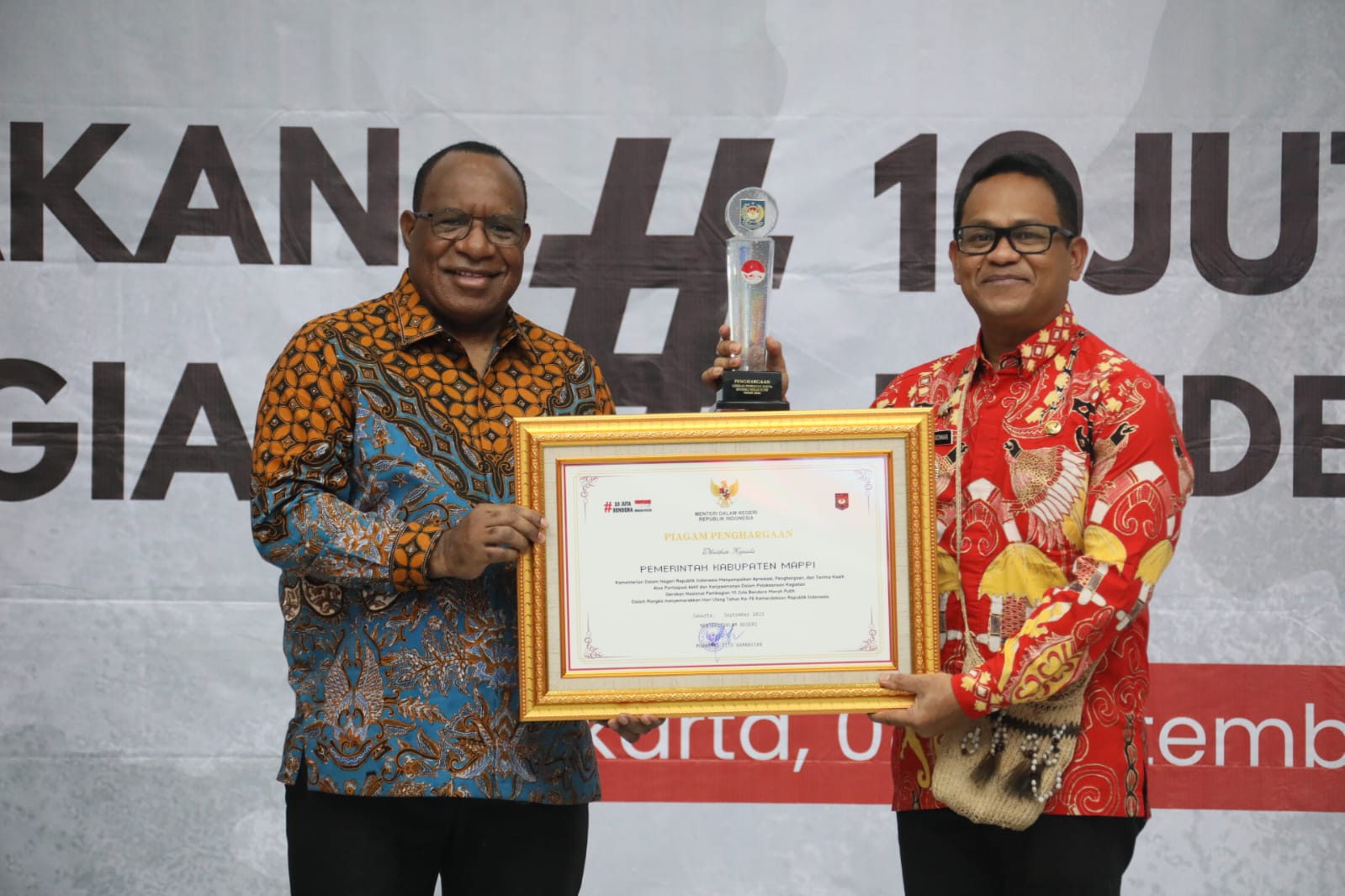 pemkab-mappi-raih-penghargaan-ke-2-gerakan-pembagian-10-juta-bendera-merah-putih-dari-kemendagri