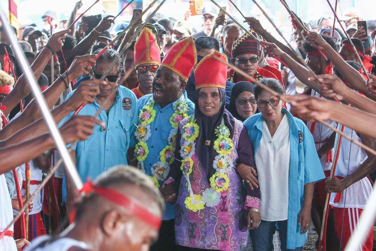 bersama-maximus-peggi-mari-bangun-rumah-adat-kei-untuk-masa-depan