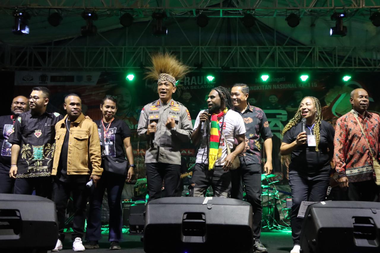 Kapolres Mimika, AKBP Sandi Sultan saat  acara konser musik reggae di Monumen Kapsul Waktu, Kabupaten Merauke, Provinsi Papua Selatan, Sabtu (20/5/2023). Foto:Istimewa