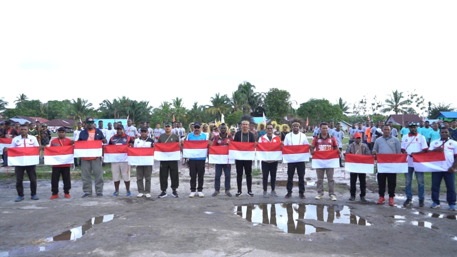 gerakan-nasional-pembagian-10-juta-bendera-merah-putih-oleh-pj-bupati-mappi-bersama-boaz-salossa-dan-ricardo-salampessy