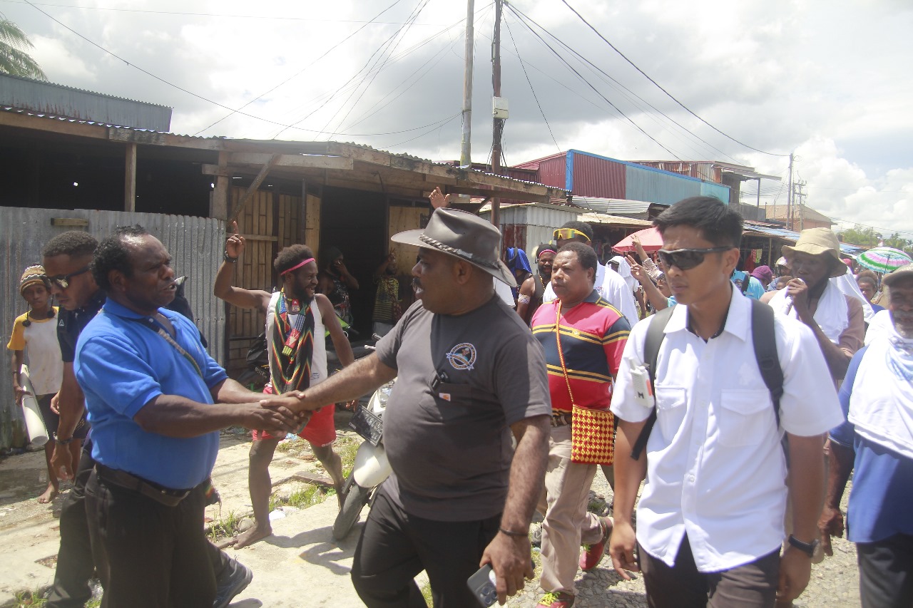 pasar-sepi-pembeli-maximus-komitmen-tingkatkan-kesejahteraan-pedagang-lokal