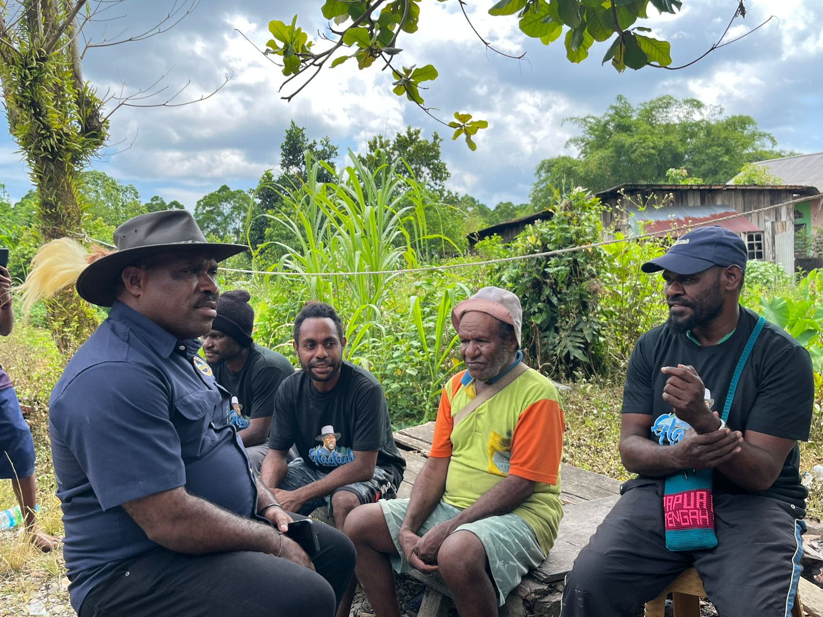 maximus-blusukan-ke-suku-mee-di-timika-mendengar-aspirasi-dan-merajut-persaudaraan