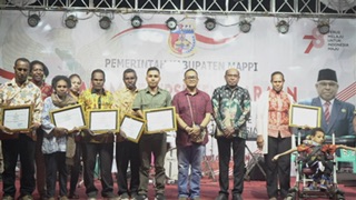 pj-bupati-mappi-berikan-penghargaan-kepada-pns-dan-pkd-teladan