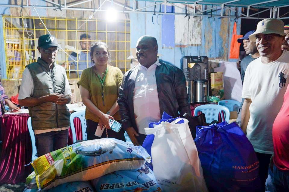 maximus-tipagau-kunjungi-posko-bencana-untuk-korban-gunung-lewotobi